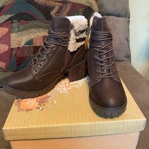 Very G boots size 7 never worn